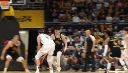 星空电竞官方网站-肘击对手被停赛两场！周琦道歉 广东前路蒙上阴影