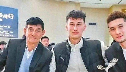 星空电竞-拜合拉木哥哥：捡瓶子卖苞米，放